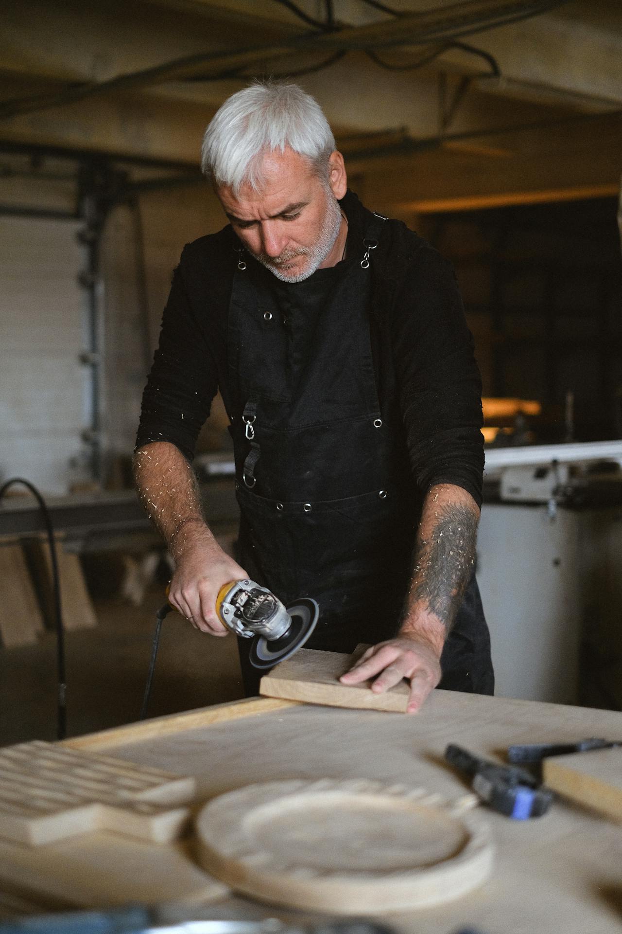 Artisan menuisier au travail Artisan menuisier au travail