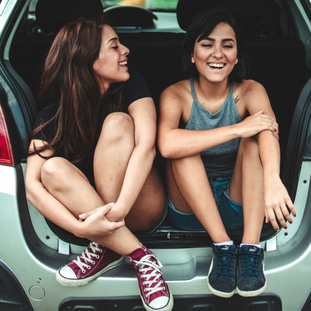 Deux femmes assises à l’arrière d’une voiture