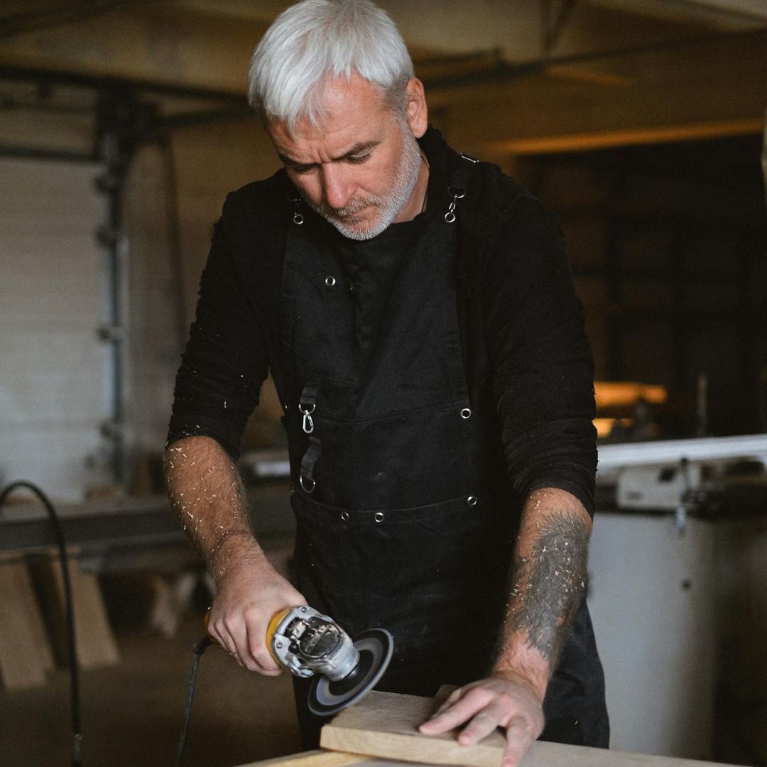 Artisan menuisier au travail